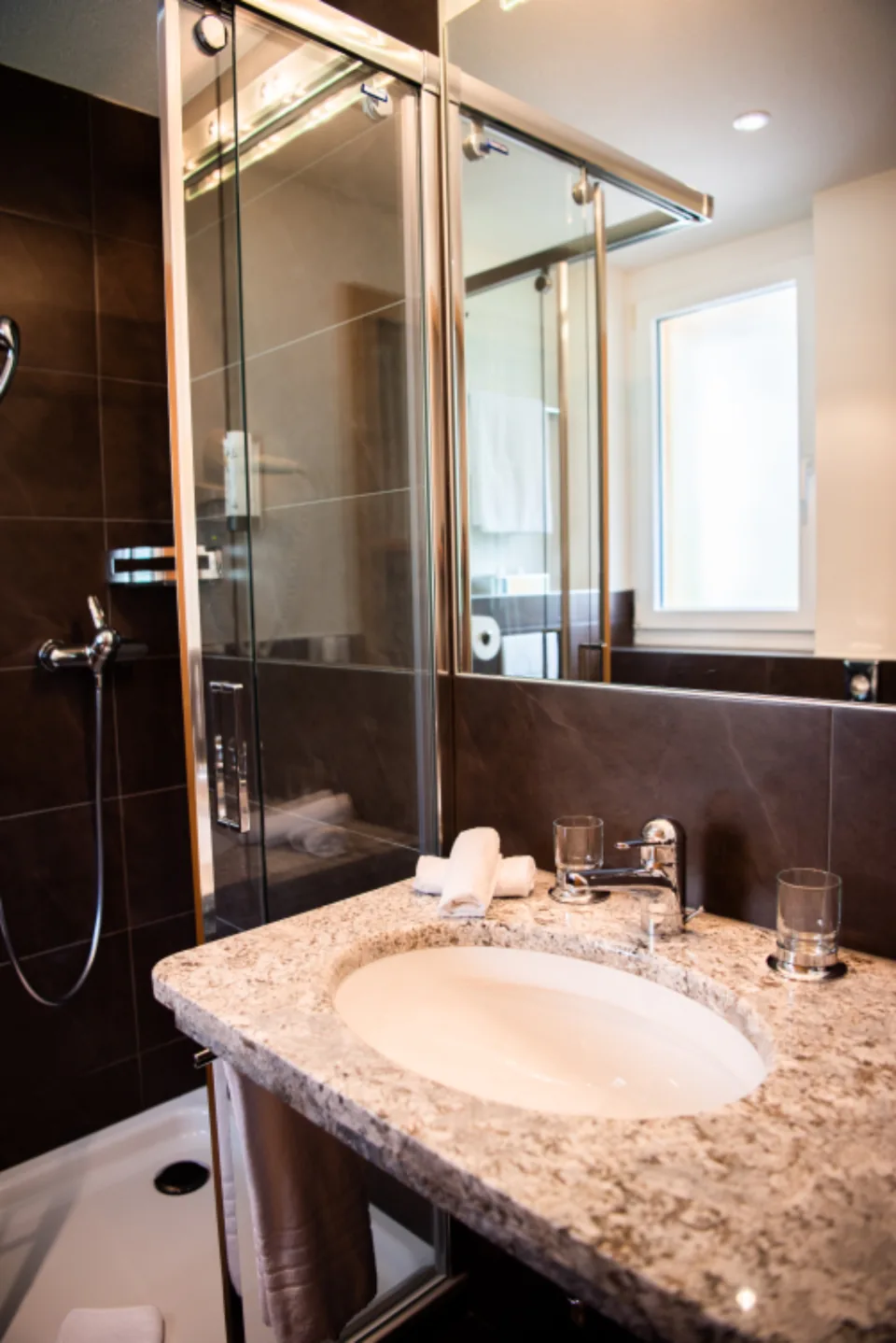 Baño reformado con grifería y ducha nuevas instaladas por Caudal Fontaneros